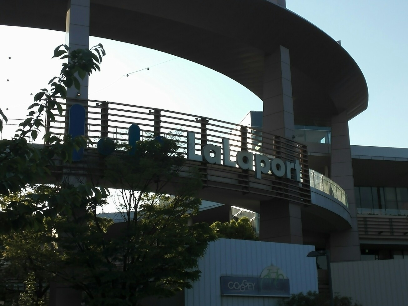 バイク駐車場も地域一番の広さ ららぽーと横浜 Donna Scooter