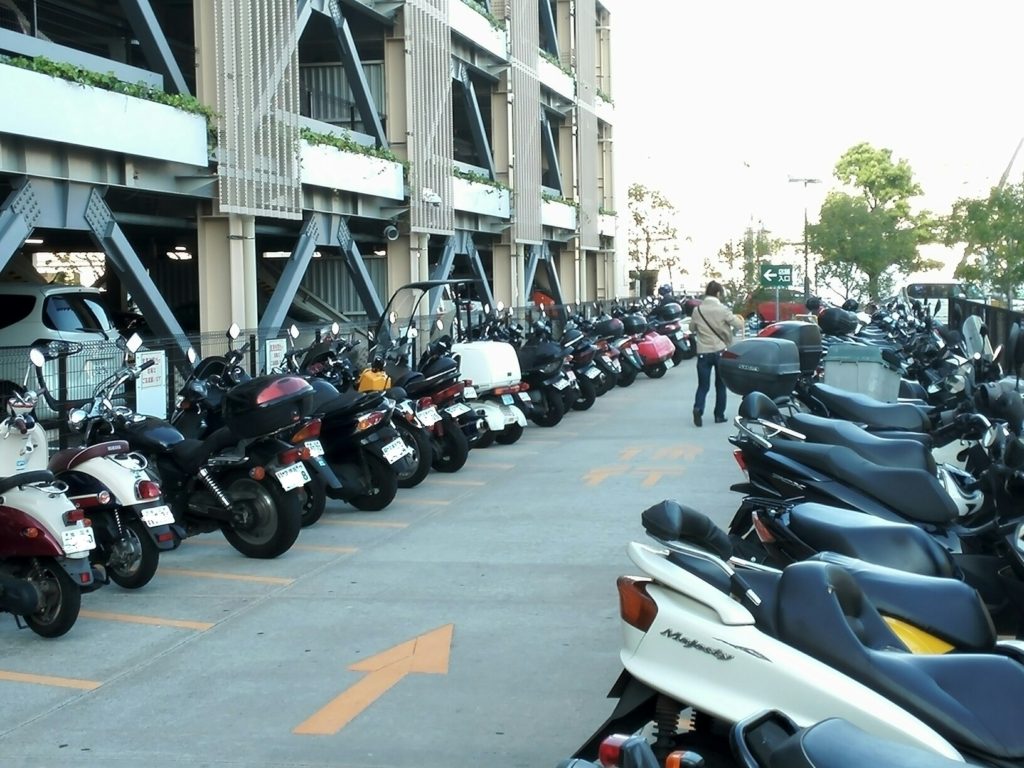 バイク駐車場も地域一番の広さ ららぽーと横浜 Donna Scooter