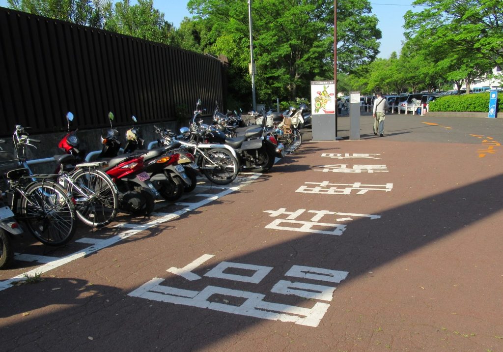 横浜市三ツ沢公園のバイク駐輪場は３か所に増えて便利に Donna Scooter